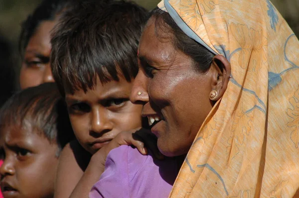 インド貧困層の母親と子供 2022年8月22日を見る ハイデラバード — ストック写真