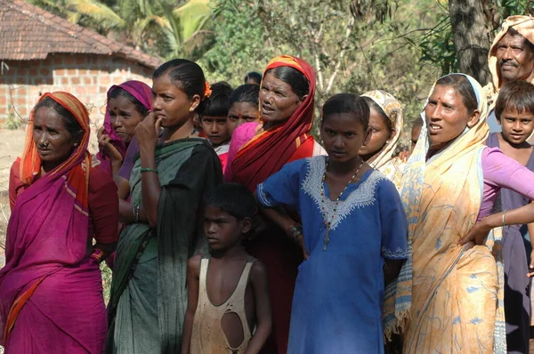 Hindistan Yoksul Anne ve Çocuğu 22 Ağustos 2022 Hyderabad Hindistan 'ı izliyor.