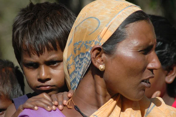 Hindistan Yoksul Anne ve Çocuğu 22 Ağustos 2022 Hyderabad Hindistan 'ı izliyor.