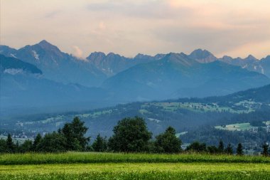 Slovak ve Polonya Tatra Dağları manzaralı gün batımı
