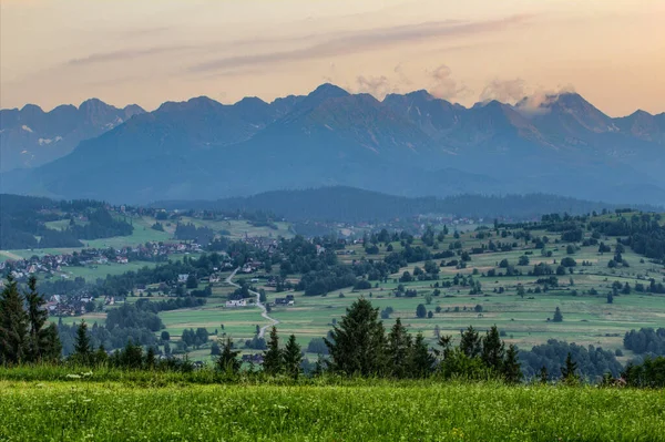 スロバキアとポーランドのタトラ山脈の景色を望む夕日 — ストック写真