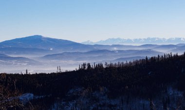 Beskid Slaski Dağları 'ndan Slovakya, Polonya Tatra Dağları ve Babia Gora Dağı' nın kış manzarası