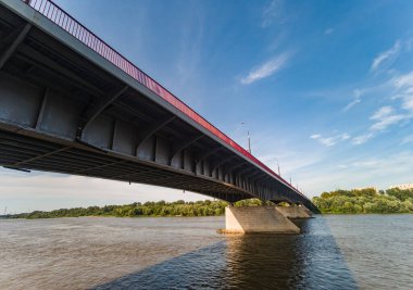 Vistula Nehri üzerindeki witokrzyski Köprüsü - Varşova