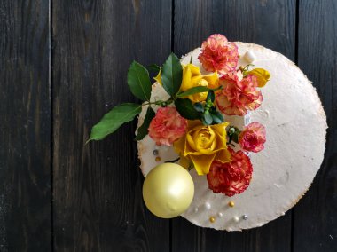 Siyah bir masada doğum günü pastası