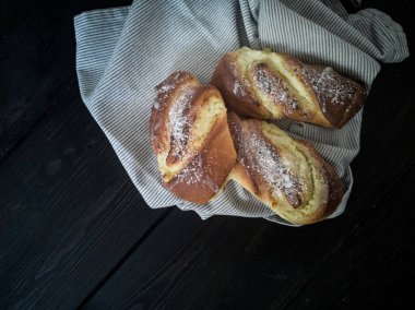 Peynirli ev yapımı maya ruloları.