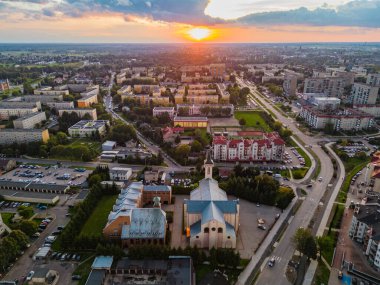 Gün batımında İHA 'dan Pabianice şehrini izle