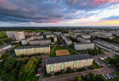 Gün batımında İHA 'dan Pabianice şehrini izle