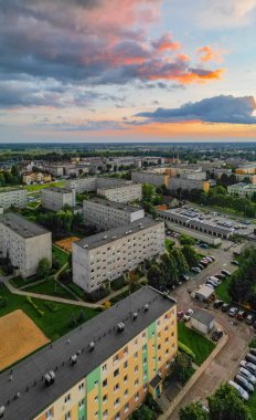 Gün batımında İHA 'dan Pabianice şehrini izle