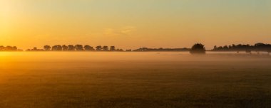 Güneşli puslu gün doğumu 
