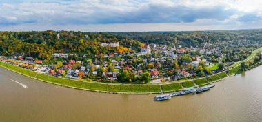 Drone 'dan Kazimierz Dolny City ve Vistula nehrine bak