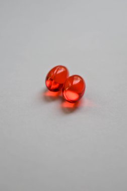 İki parlak kırmızı hap