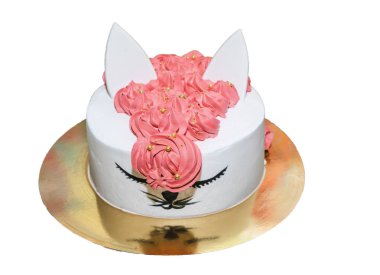 Beyaz arka planda izole edilmiş şirin bir kedi şeklinde güzel bir pasta. Kırmızı kremalı güller ve altın bir tabak