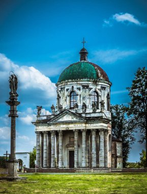 Barok kubbesi tarzında bir kilise. Lviv bölgesindeki Pidhirtsi köyündeki güzel Katolik kilisesi. Ön cephedeki yazıt Tanrı 'ya ibadet etmektir.