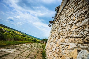 Kale duvarının etrafındaki stoun yolu. Panoramik görünüm, Hollanda açısı