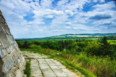 Kale duvarının etrafındaki stoun yolu. Panoramik manzara. Seçici odak