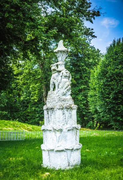 Pidhirtsi Kalesi. Parktaki yeşil ağaçların arka planındaki heykel. Mavi gökyüzü ve yeşil ağaçlar. Seçici odak