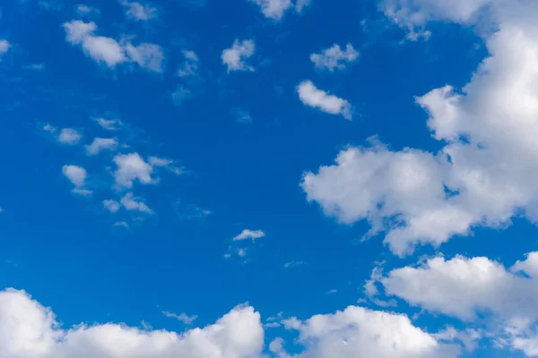 Бело Голубые Облака Солнечном Свете Голубом Небе Идеально Подходят Фона Лицензионные Стоковые Изображения