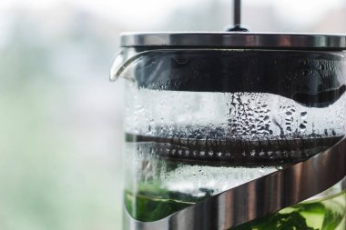 Fotokopi alanı ile bulanık arkaplan üzerinde su damlaları olan Fransız basınının bir kısmının resmi