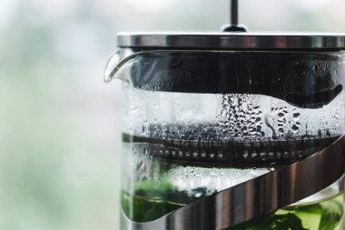 Fotokopi alanı ile bulanık arkaplan üzerinde su damlaları olan Fransız basınının bir kısmının resmi