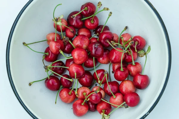Sok Piros Cseresznye Gyümölcs Kerek Tál Elszigetelt Fehér Közelkép Bio — Stock Fotó