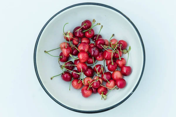 Sok Piros Cseresznye Gyümölcs Kerek Tál Elszigetelt Fehér Bio Bogyók — Stock Fotó