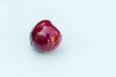 Beyaz arka planda izole edilmiş kırmızı kirazlar. Olgun taze organik meyveler