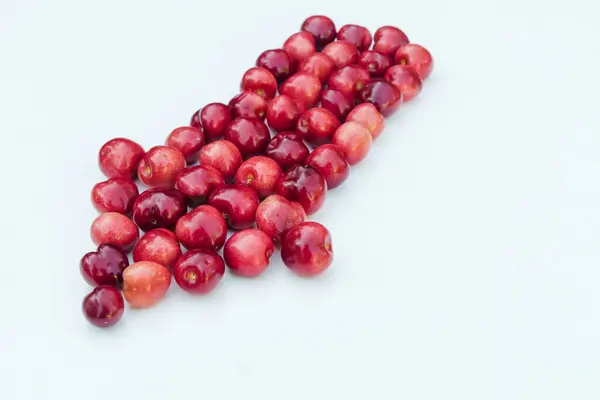 Süße Rote Kirschen Auf Weißem Hintergrund Pfeilform Reife Frische Rote — Stockfoto