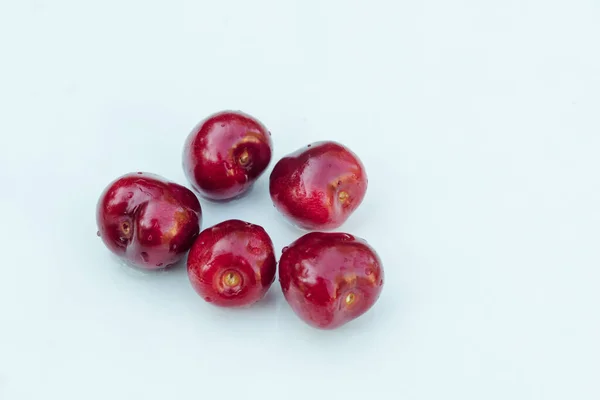 Süße Rote Kirschbeeren Mit Tropfen Auf Weißem Hintergrund — Stockfoto