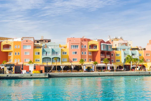 Mısır, Hurghada sahillerindeki çok renkli evlerde panoramik deniz manzarası. Kızıldeniz 'den gelen renkli Marina gezinme caddesi. Deniz yüzeyinin bir kısmı masmavi.