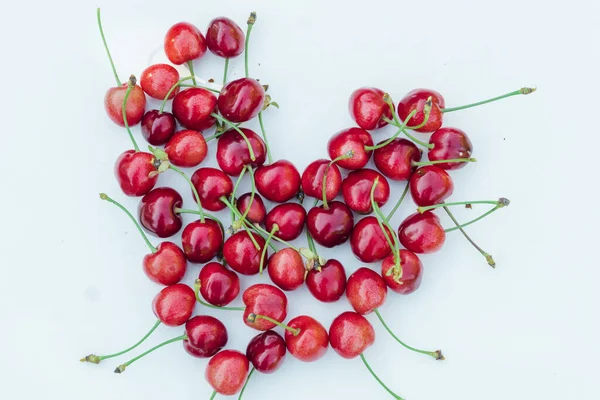 Süße Rote Kirschen Auf Weißem Hintergrund Herzform Reife Frische Rote — Stockfoto