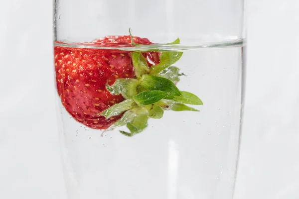 Erdbeeren Einem Glas Mit Sprudelndem Wasser Auf Weißem Hintergrund Nahaufnahme — Stockfoto
