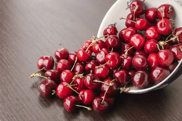 Sweet Cherries Drops Water Spilling Out Bowl Cherry Organic Berries — Zdjęcie stockowe