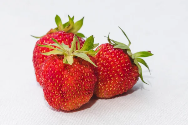 Red Berry Juicy Strawberry Three Ripe Strawberries Strawberry Leaf Isolated — Photo