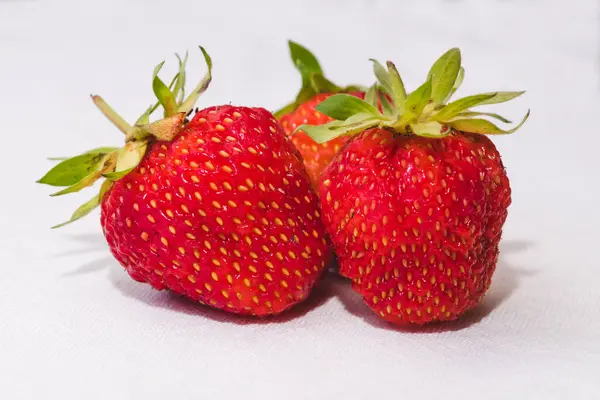 Red Berry Juicy Strawberry Three Ripe Strawberries Strawberry Leaf Isolated — Photo