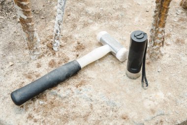 İnşaat işi. Beton yığını üzerinde sismik test. PIT Elle Tutulan Çekiç, PIT Hızölçer ve Yığın Bükülme Testi kullanarak kazıklardaki çıkıntıları ve boşlukları tespit eden mühendis.