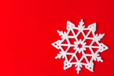 Kırmızı kart üzerinde Noel kar taneleri. Kar taneleriyle birlikte eski yılbaşı kartpostalları. Kırmızı arka planda güzel noel yıldızları