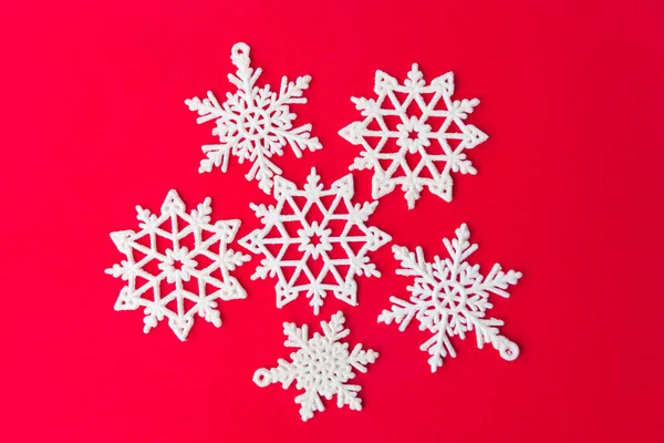 赤い紙カード上のクリスマスの雪の結晶雪の結晶とヴィンテージクリスマスのポストカード 赤い背景の美しいクリスマスの白い星 — ストック写真