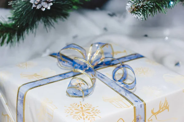 Vánoční Pozadí Dárková Krabice Zlatou Modrou Mašlí Pozadí Vánočního Bokeh — Stock fotografie