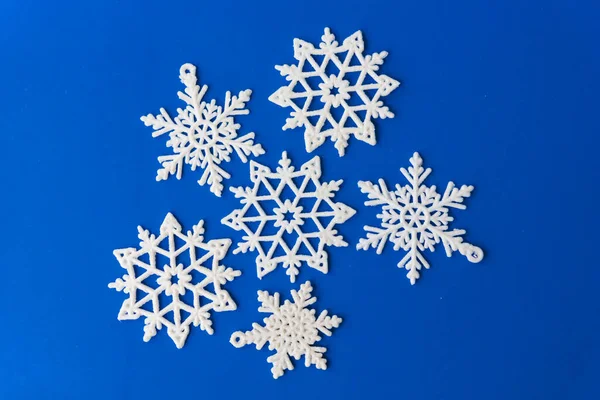 青い紙のカードにクリスマスの雪の結晶 雪の結晶とヴィンテージクリスマスポストカード 青い背景に美しいクリスマスの白い星 — ストック写真