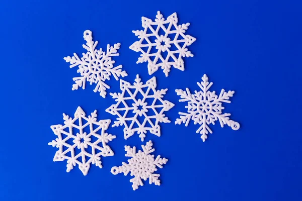 青い紙のカードに白い雪片の装飾 雪の結晶とヴィンテージクリスマスポストカード 青い背景に美しいクリスマスの白い星 — ストック写真