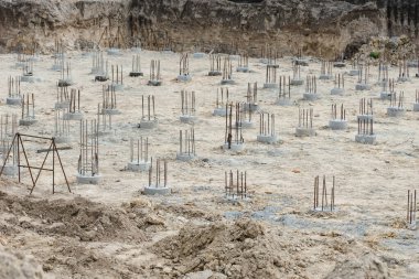 Yeni inşaat inşaatı tamamlandıktan sonra beton yığını.