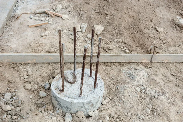 Yeni inşaat inşaatı tamamlandıktan sonra beton yığını.