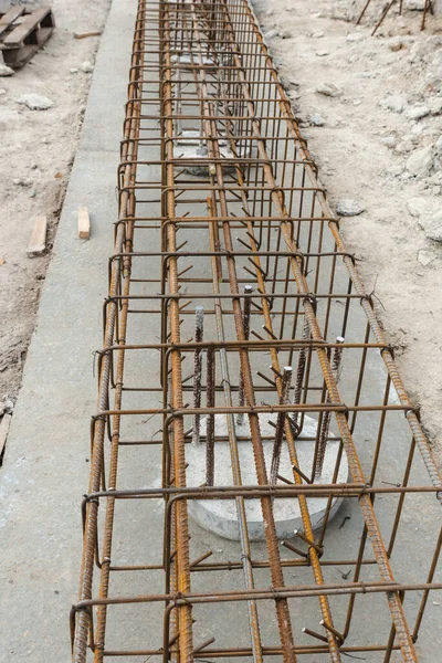 具有金属结构增强网的单块地基 新建筑工地的混凝土桩基础完工后 单片工程的施工工具 垂直方向 — 图库照片