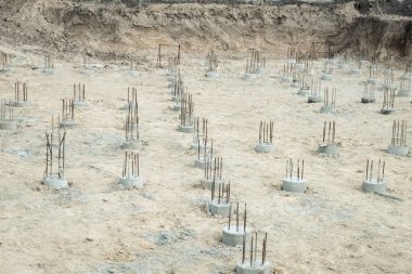 Metal takviyeli monolitik bir temel. Yeni inşaat inşaatı tamamlandıktan sonra beton yığını.