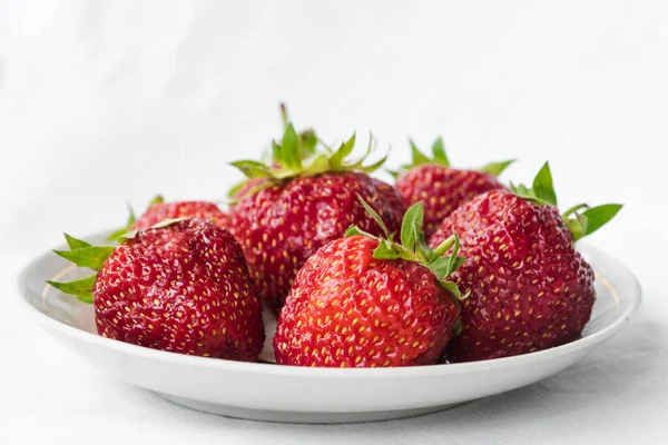 Fraise Mûre Rouge Dans Plaque Blanche Fond Clair Assiette Avec — Photo