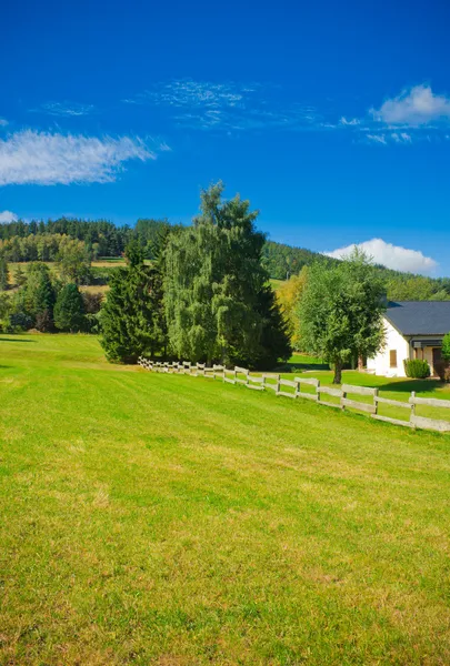 Staket och vita huset — Stockfoto