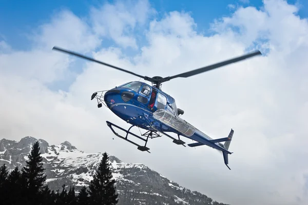 Helicopter leaving in mountain — Stock Photo, Image