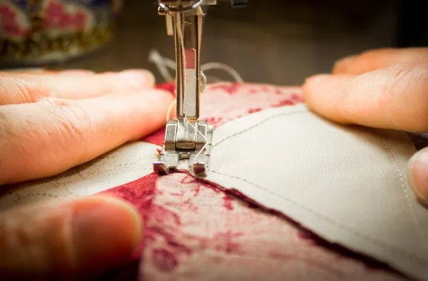 在一台缝纫机-两只手的女人 — 图库照片#