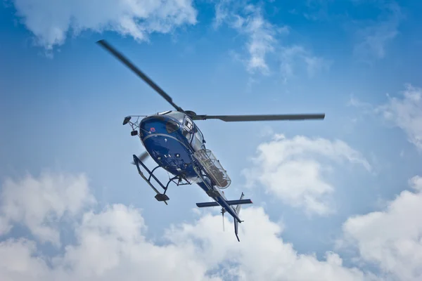 Helikopter vliegen op sky — Stockfoto