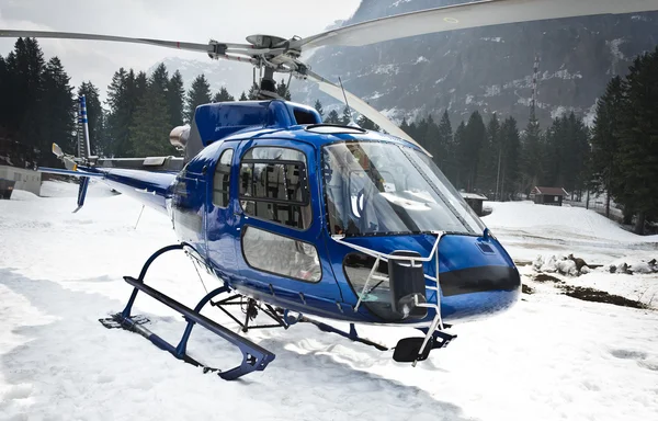 Helicopter resting on the snow - front — Stock Photo, Image